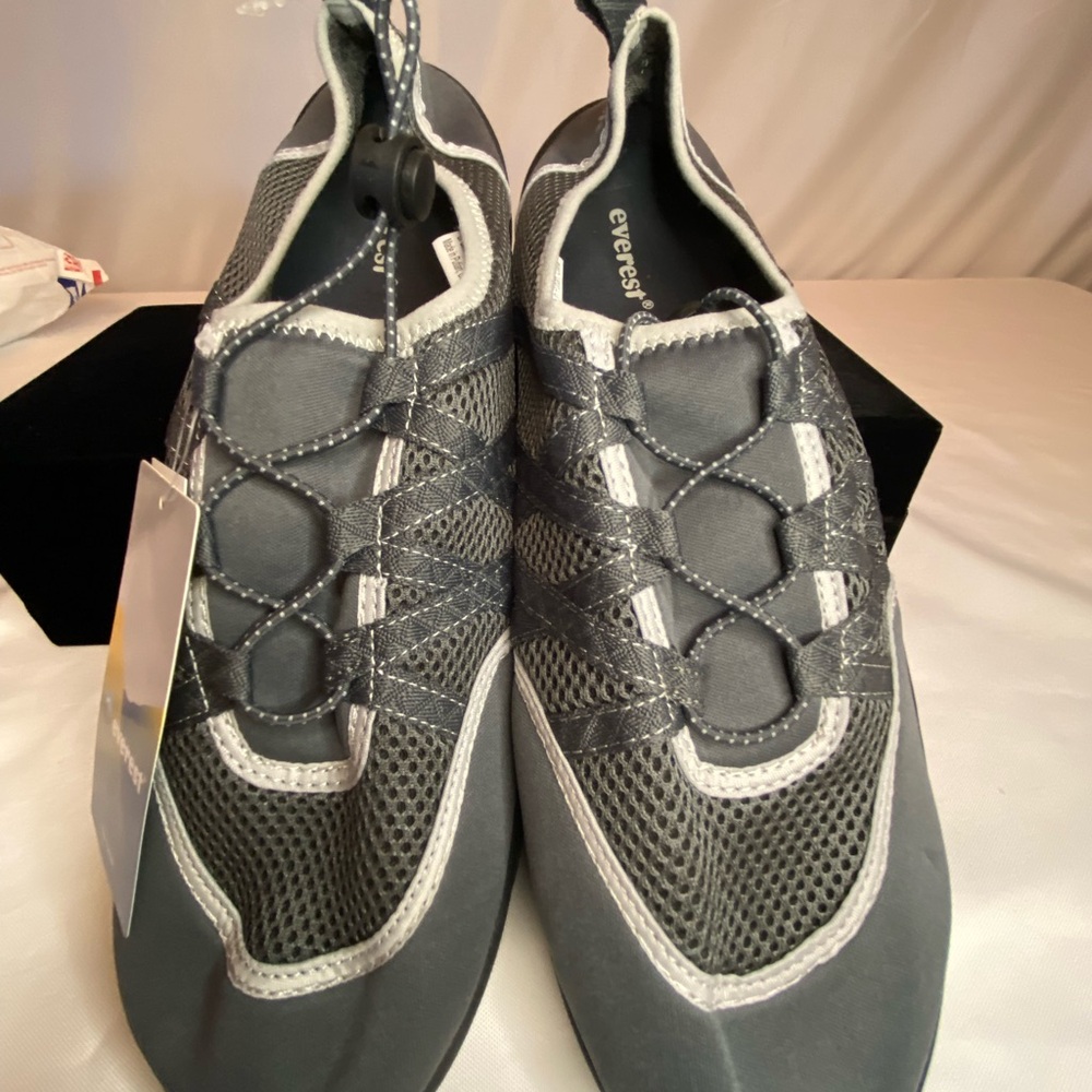 NWT  Everest men’s size 13 multicolor gray slip on adjustable strap sandals